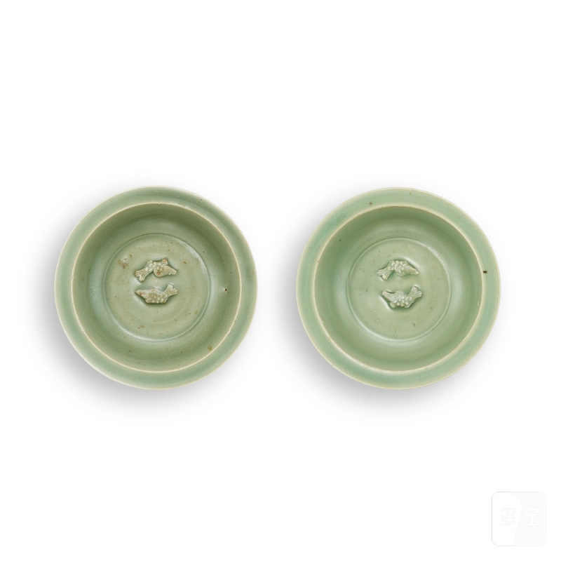 A pair of small Longquan celadon-glazed 'fish' washers, Southern Song dynasty | 南宋 龍泉青釉雙魚蓮瓣紋小洗一對 - 图1